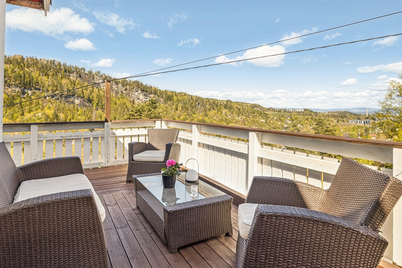 Fra den store verandaen er det gode solforhold og utsikt mot fjorden. Galleribilde