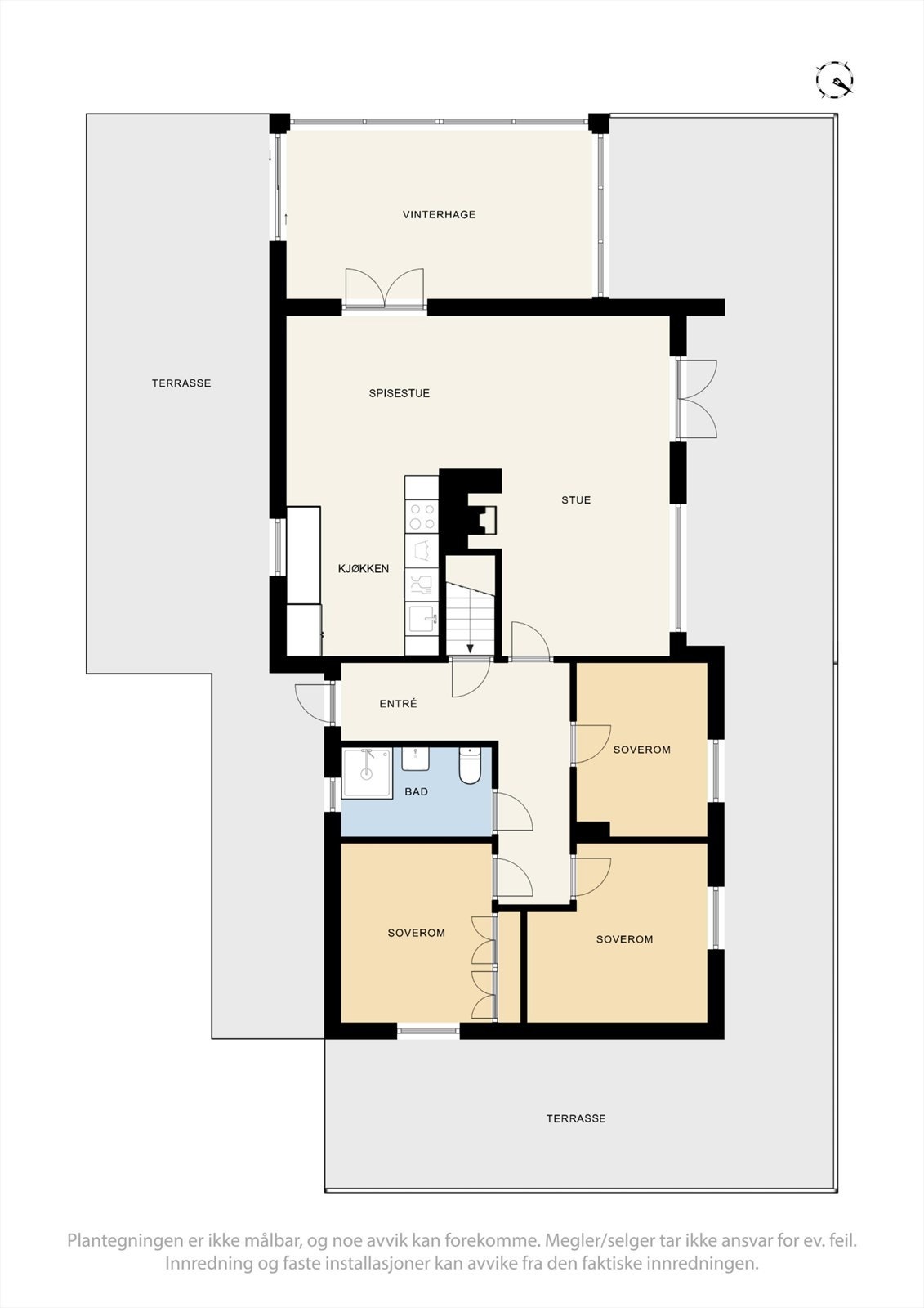 Hovedetasjen har en praktisk planløsning med tre soverom, bad, kjøkken og stue samlet på ett plan. Galleribilde
