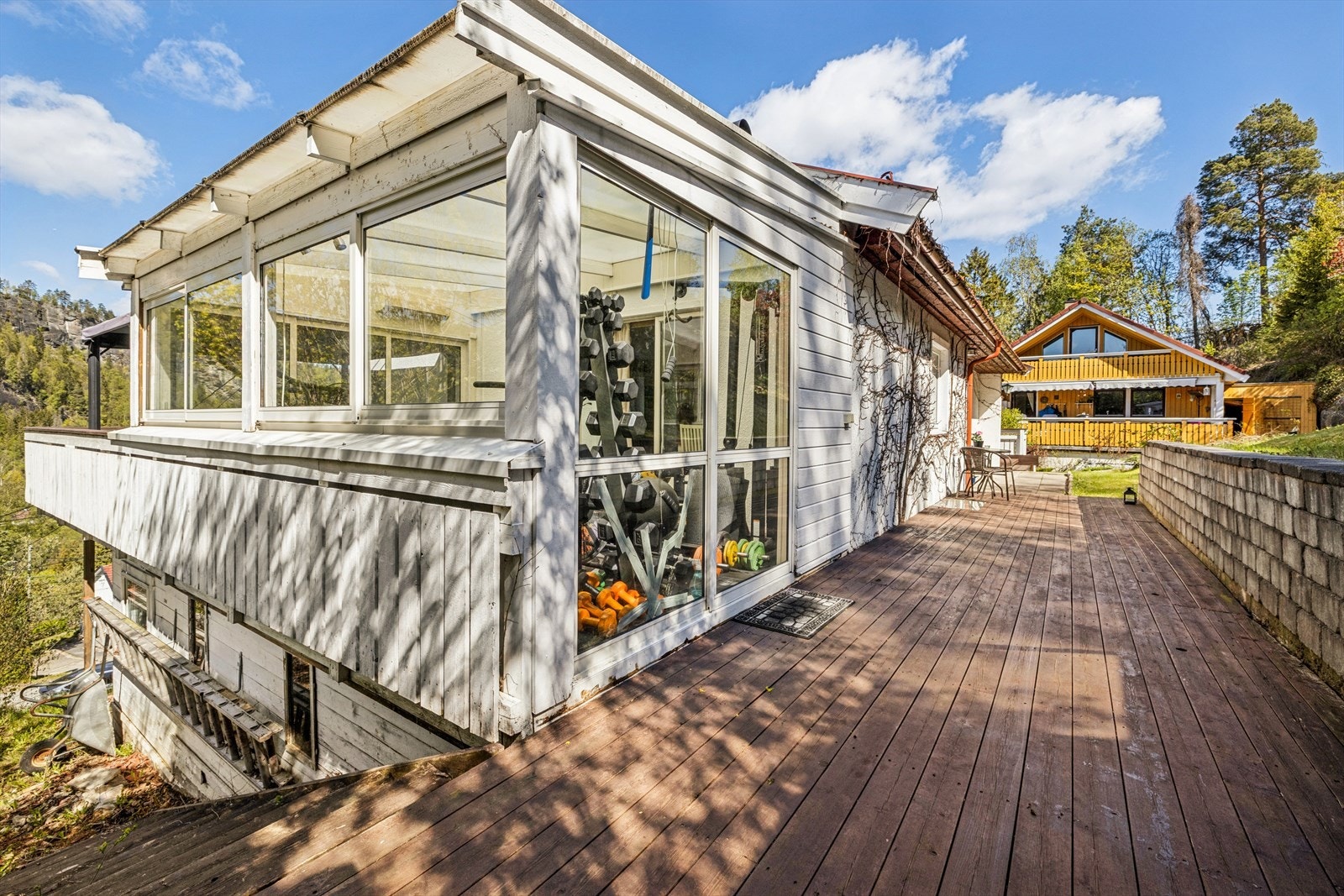 Fra verandaen er det direkte adkomst til hagen via trapp. Galleribilde