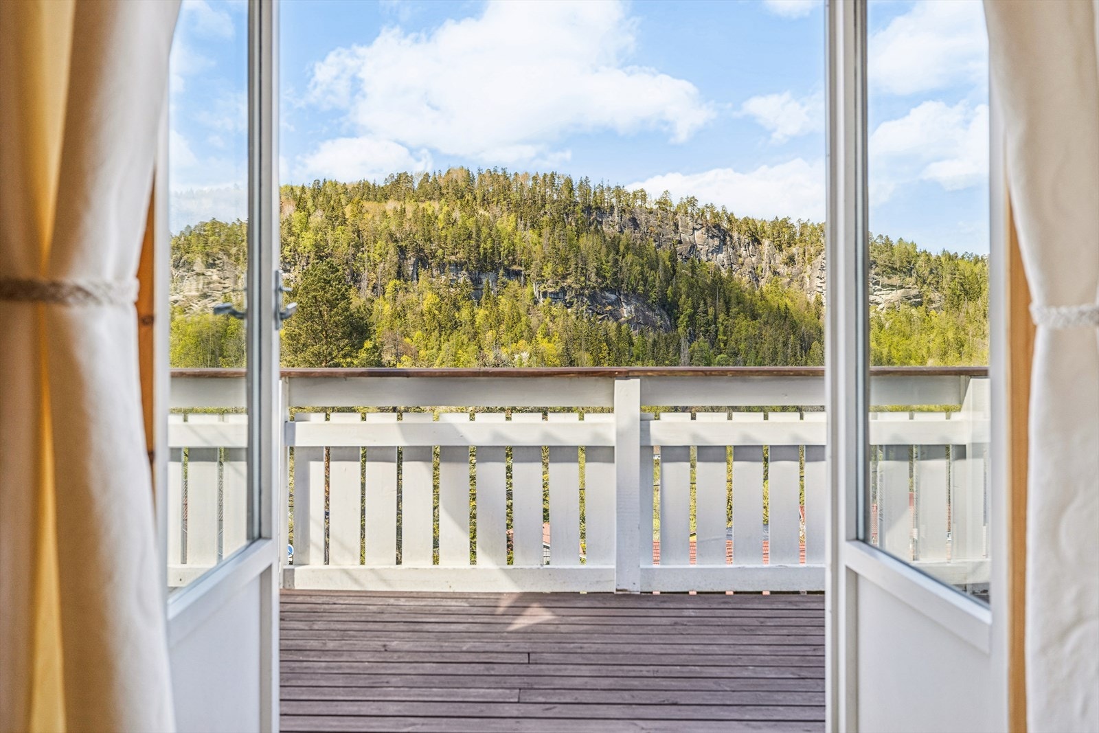 Tofløyet verandadør fra stuen åpner opp mot uteområdet. Galleribilde