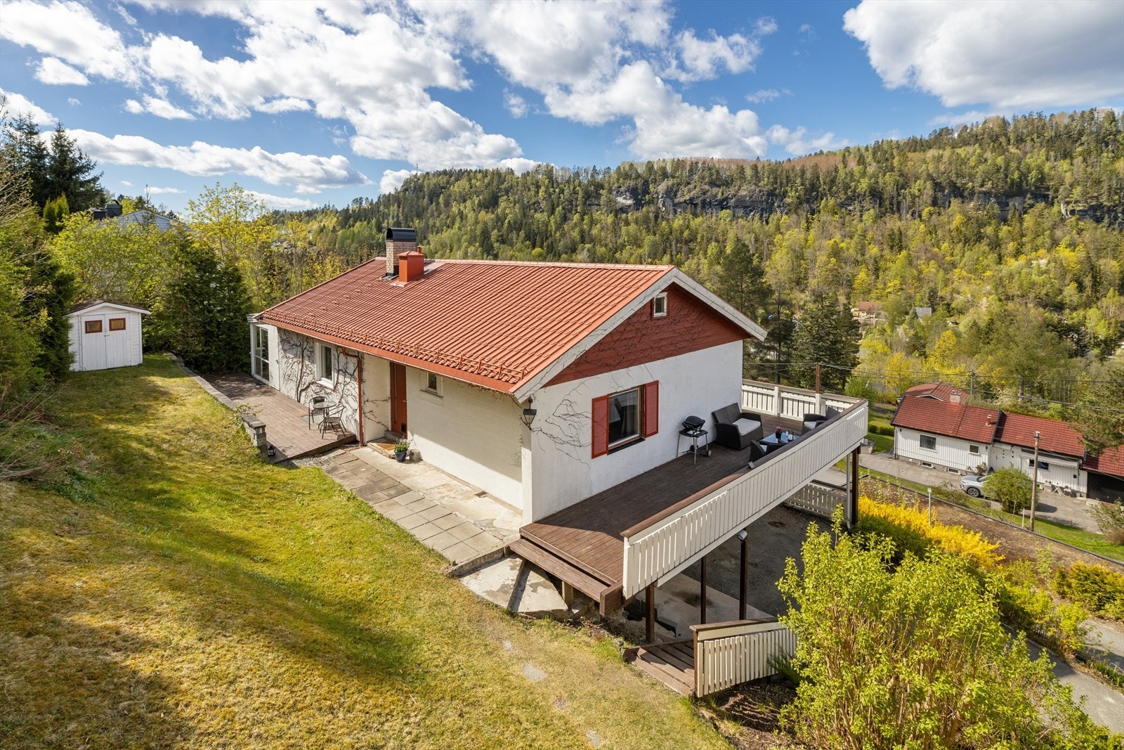Enebolig med en rolig beliggenhet innerst i en blindvei. Eiendommen har en stor, åpen veranda på ca. 65 m². Galleribilde