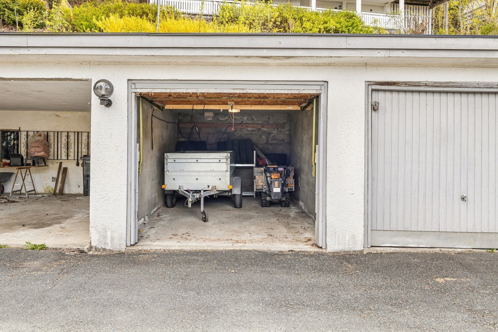 I tillegg til den integrerte garasjen følger det med en biloppstillingsplass i felles garasjerekke. Galleribilde