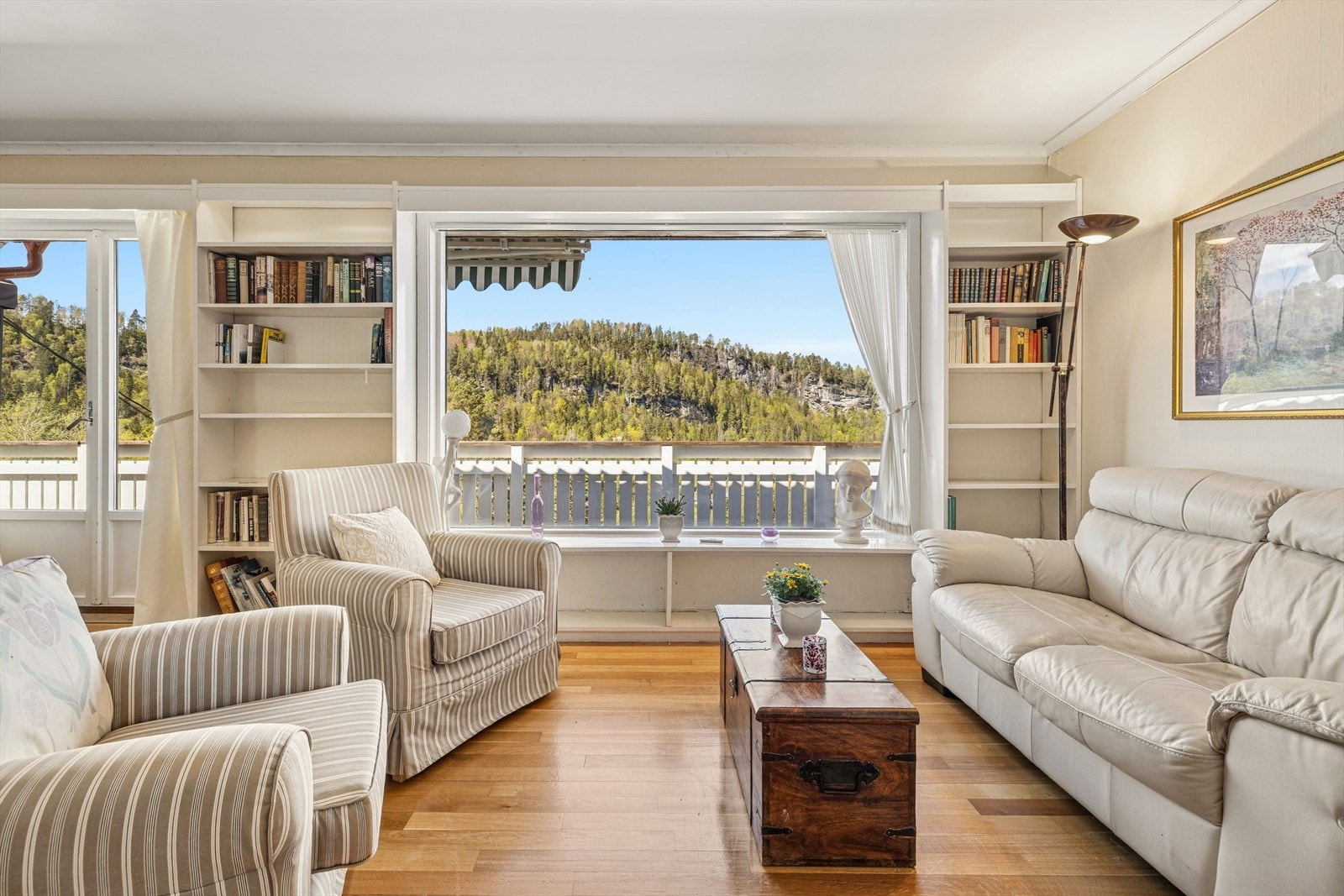 Store vindusflater og utgang til verandaen gir rikelig med lys og en flott utsikt. Galleribilde