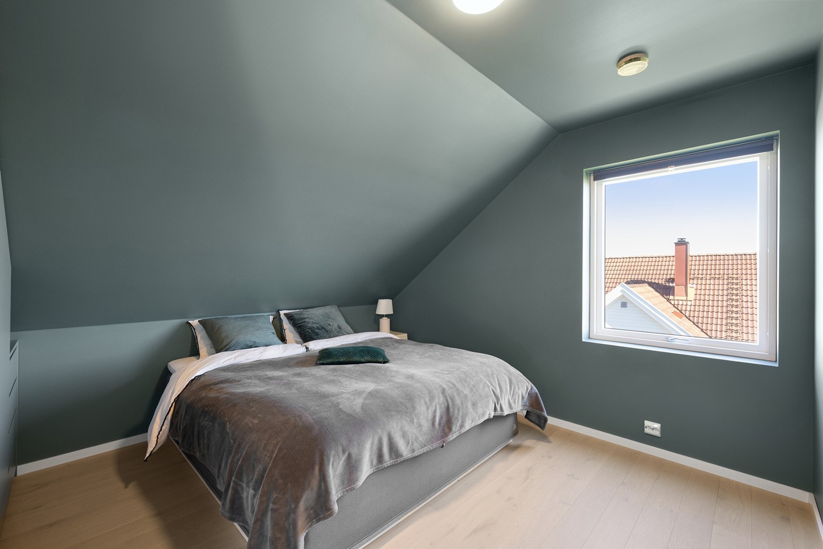 Soverom 1 - Hovedsoverommet fremstår som romslig og harmonisk, med en lun atmosfære. De skrå himlingene gir rommet karakter, samtidig som vinduet slipper inn godt med naturlig lys. Galleribilde
