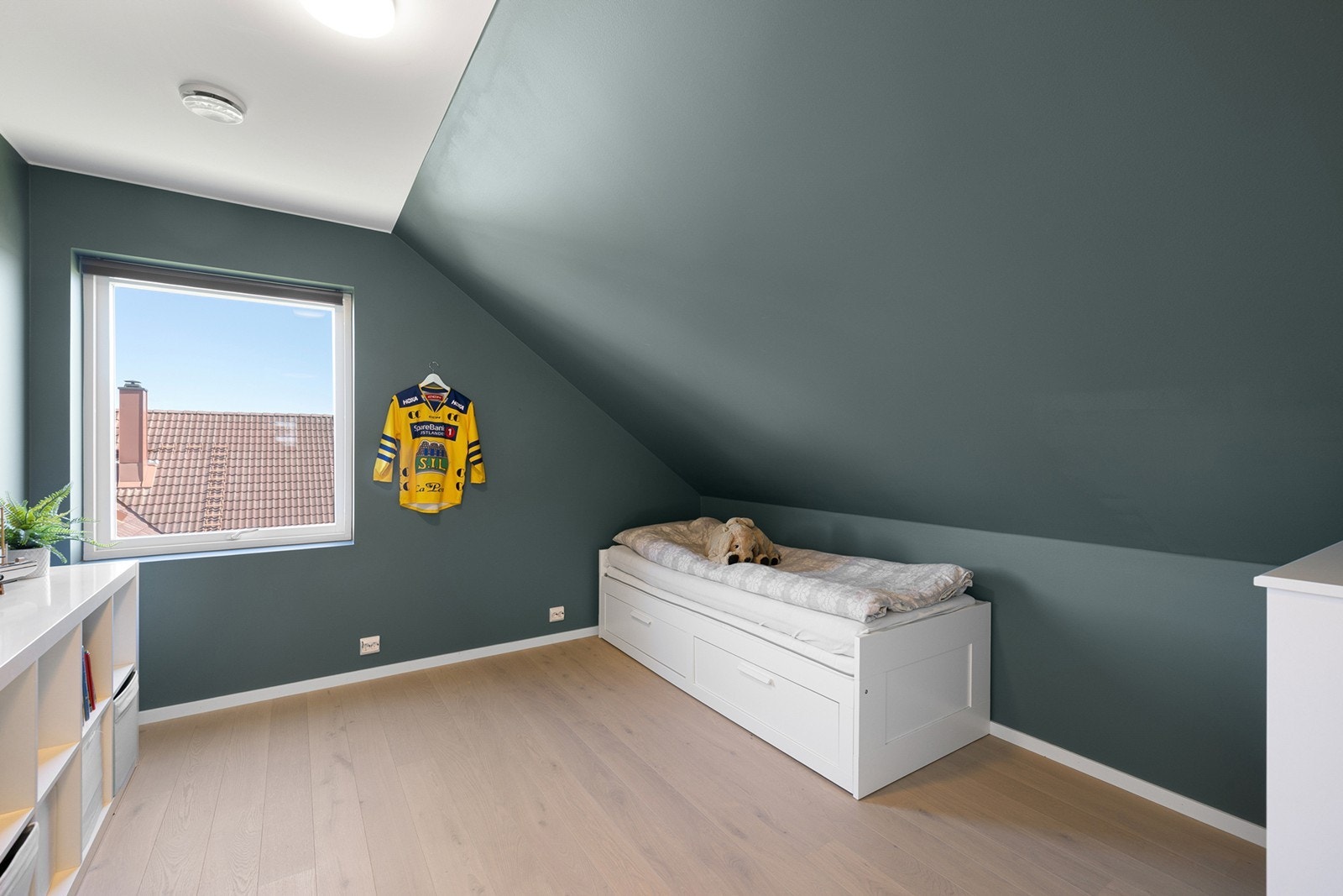 Soverom 3 - Innbydende soverom med skrå himling som gir en koselig karakter, samtidig som vinduet slipper inn rikelig med naturlig lys og gir en god romfølelse. Galleribilde