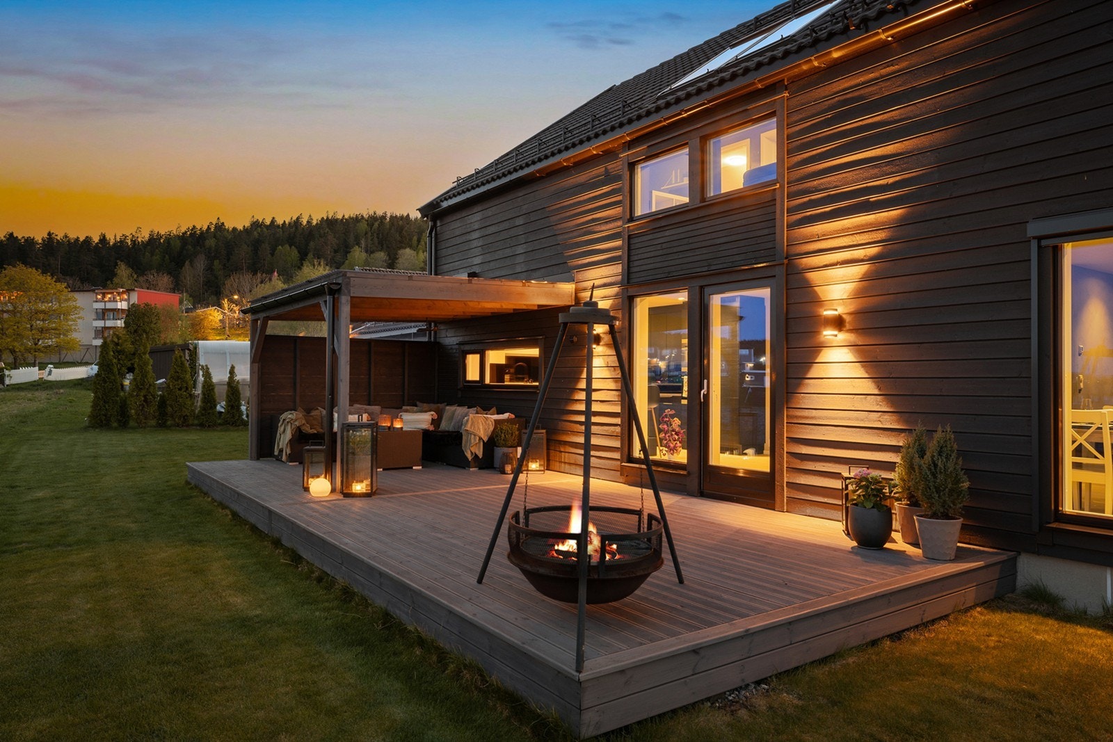 Terrassen strekker seg langs boligen. Her er det god plass til både loungegruppe, spisebord og grill - perfekt for lange sommerkvelder. Galleribilde