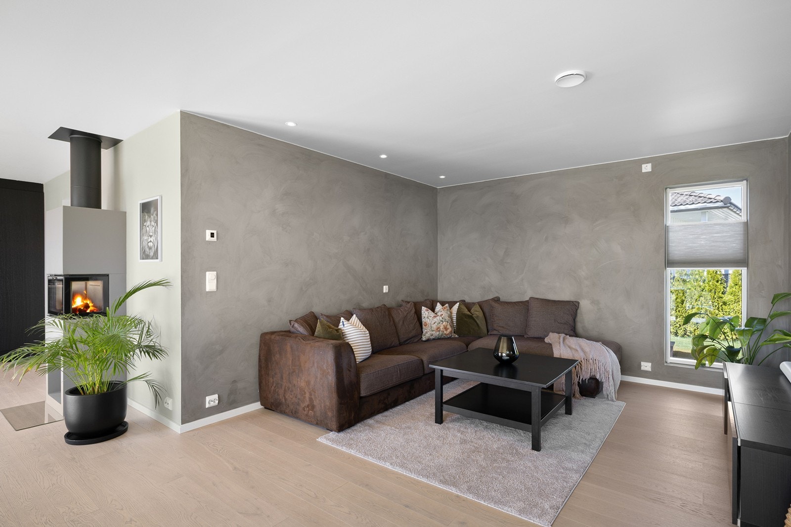 Rommet har god plass til både spisegruppe og sofadel, og fremstår som et naturlig samlingspunkt i boligen. Galleribilde