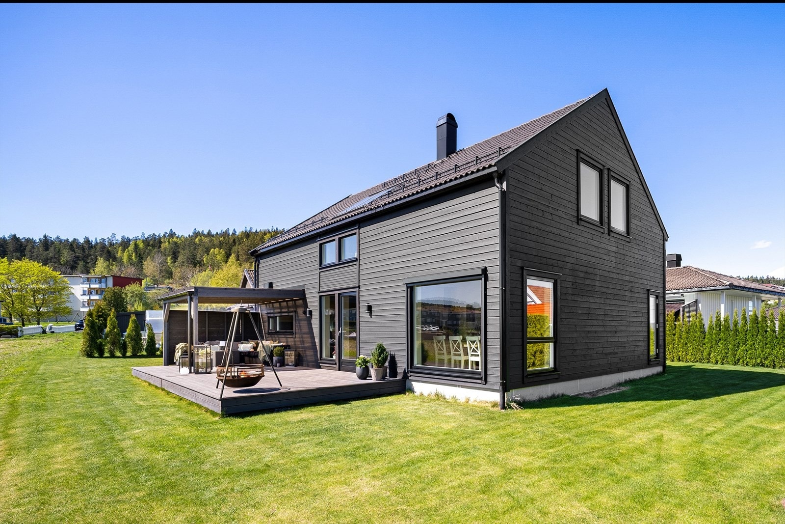 Terrasse og pergola ble behandlet med MøreRoyal-olje i mai 2026. Galleribilde