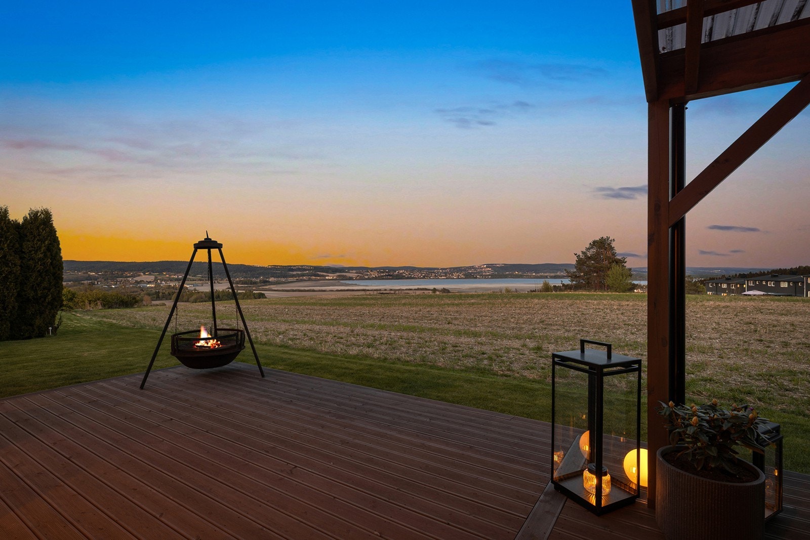 Pent opparbeidet uteområde med en stor terrasse, hvor man kan nyte solen store deler av dagen, samtidig som man har flott utsikt mot Lillestrøm og Øyeren. Galleribilde
