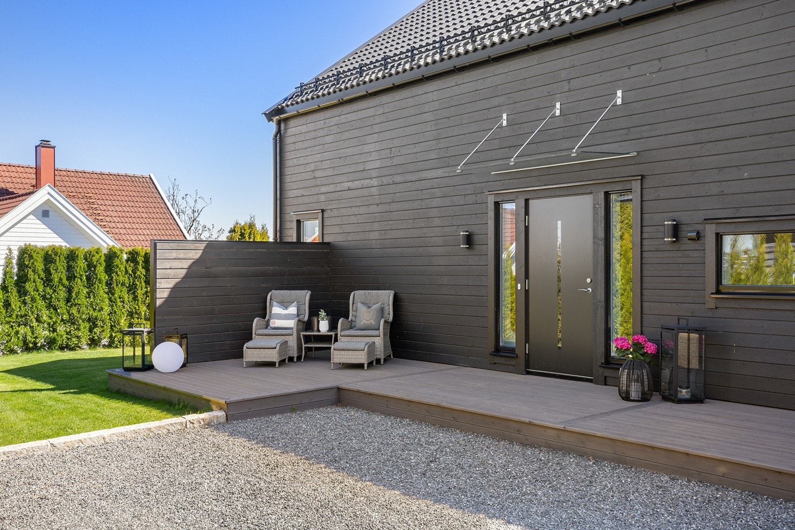 Boligen fremstår som gjennomført og innbydende med moderne materialvalg, og boligen er lettstelt med gode kvaliteter. Galleribilde