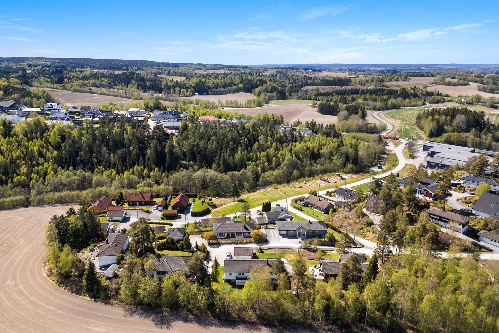 Nabolaget er preget av rolige gater og boliger med velholdte hager. Galleribilde