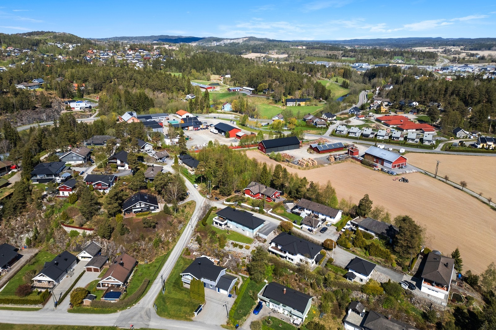 Beliggenheten gir enkel tilgang til både boligområder og omkringliggende landbruksområder. Galleribilde