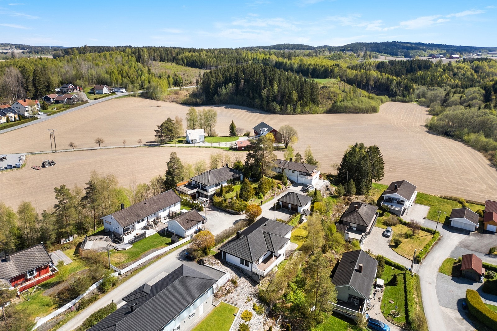 Området har et landlig preg med nærhet til dyrket mark og grøntområder. Galleribilde