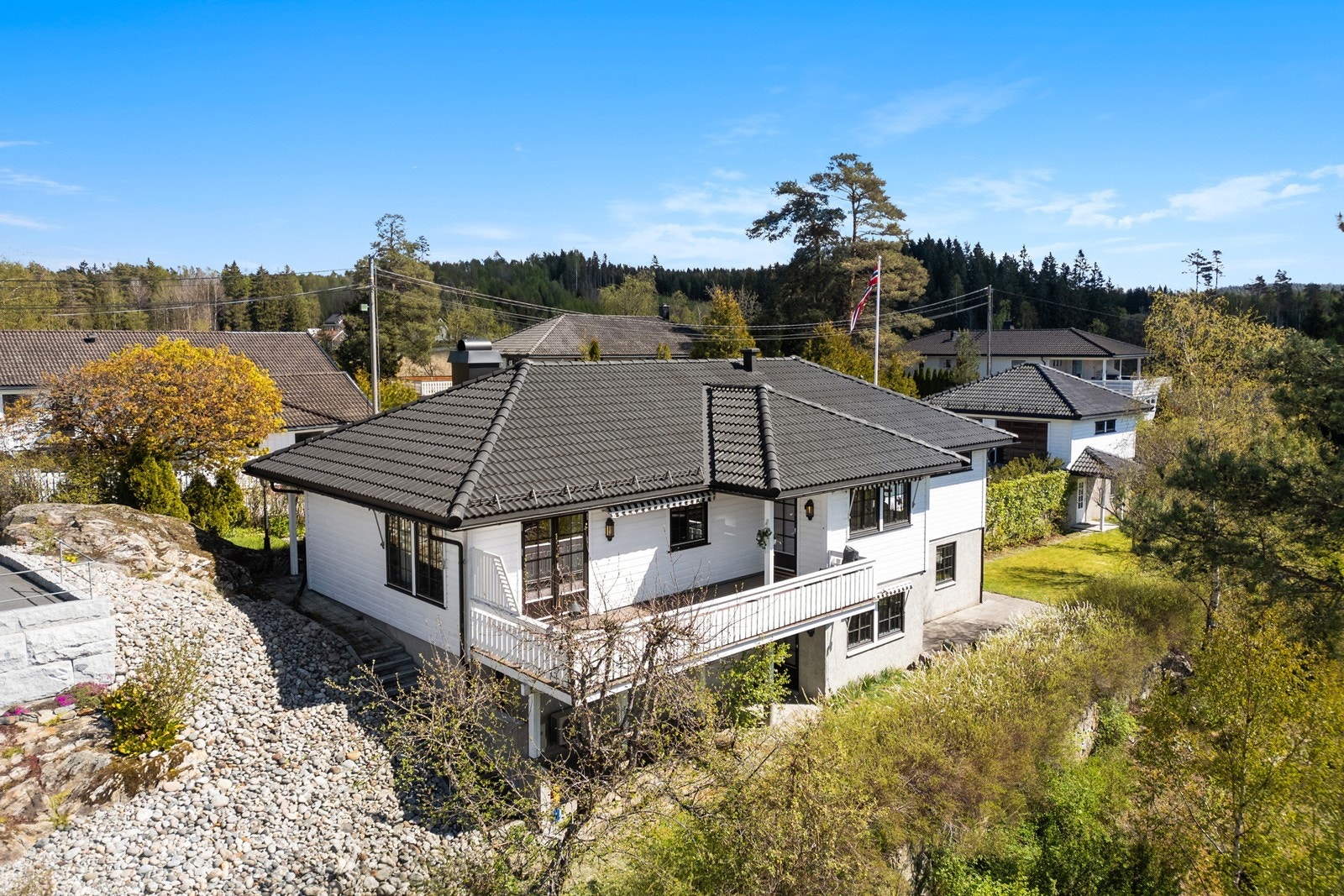 Boligen har nærhet til turområder og kollektivtilbud. Galleribilde