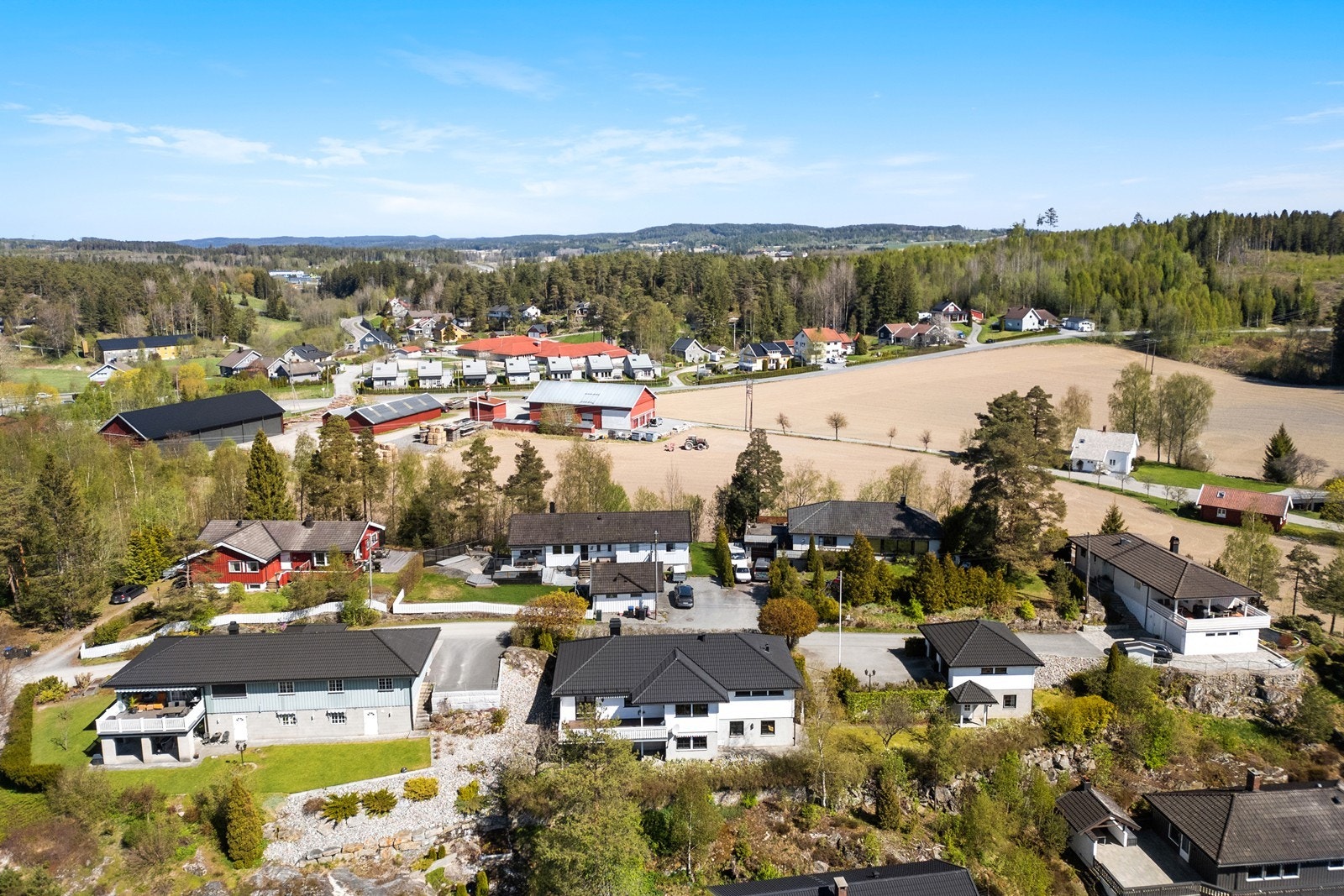 Nabolaget tilbyr en kombinasjon av landlig og boligvennlig atmosfære, med god tilgang til natur. Galleribilde