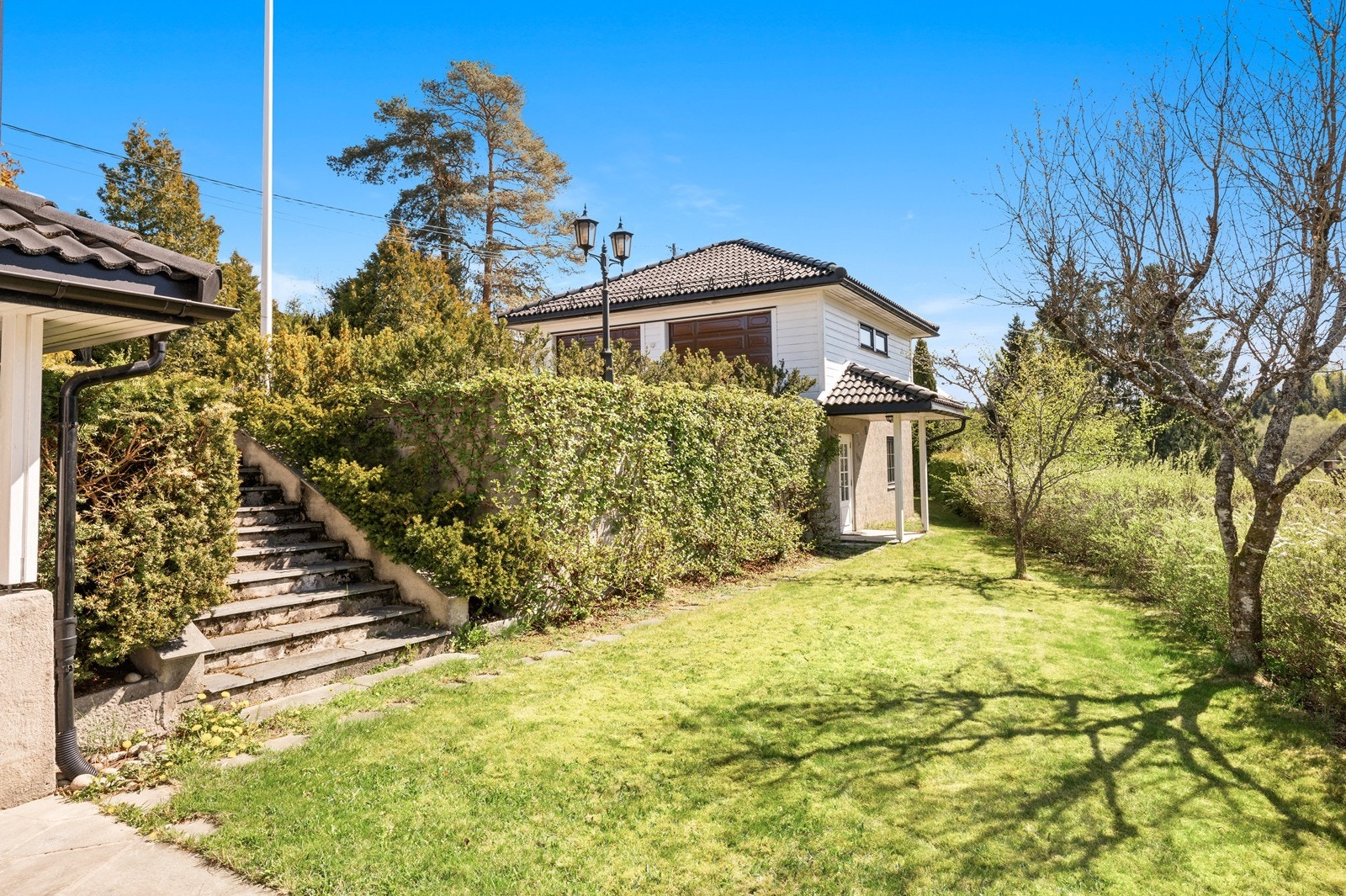 Opparbeidet tomt med kantstein og belegningsstein. Galleribilde