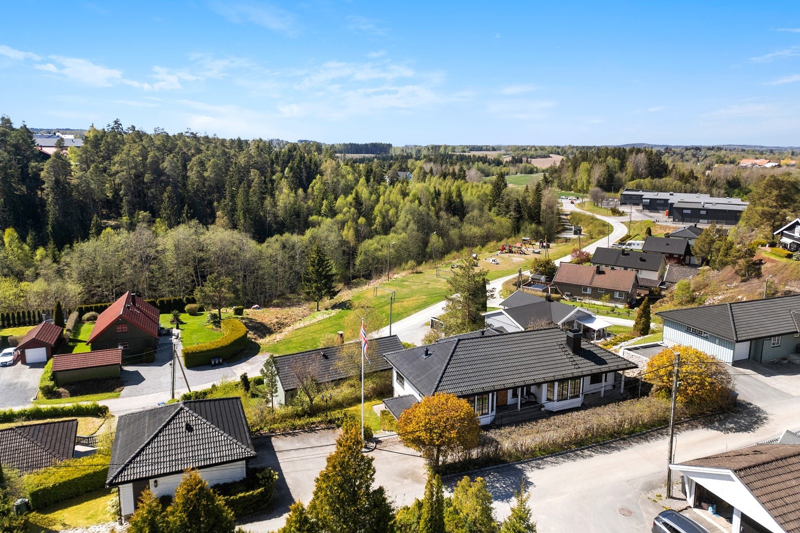 Området har en blanding av eldre og moderne boliger, omgitt av naturlige omgivelser. Galleribilde
