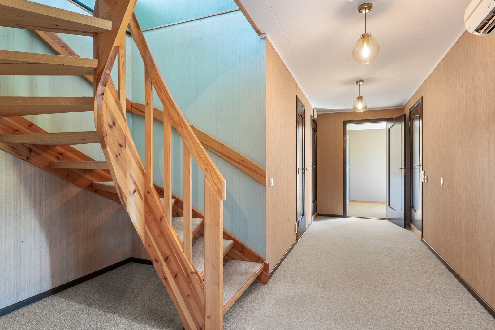 Tretrappen mellom etasjene er en solid og funksjonell løsning. Galleribilde