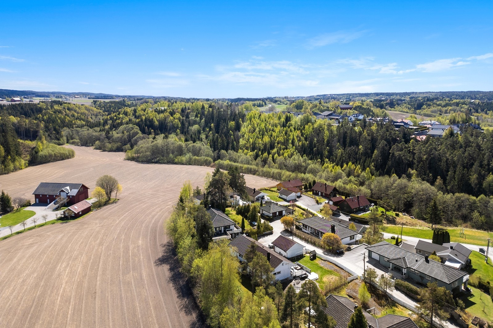 Eiendommen ligger nær åpne landskap og naturområder, som gir gode muligheter for friluftsliv. Galleribilde