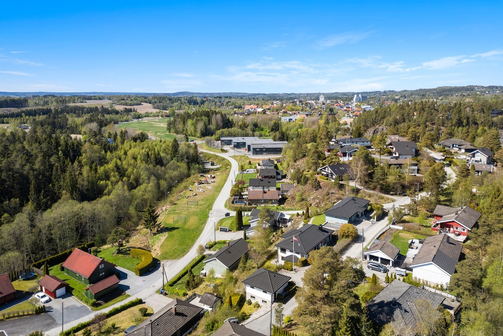 Eiendommen er en del av et familievennlig nabolag med tilgang til parker og rekreasjonsområder. Galleribilde