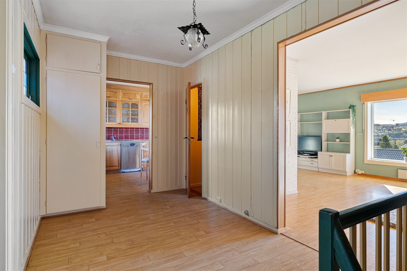 Boligen har eldre standard, men kombinasjonen av beliggenhet, planløsning og utsikt gir et fantastisk utgangspunkt for modernisering. Galleribilde