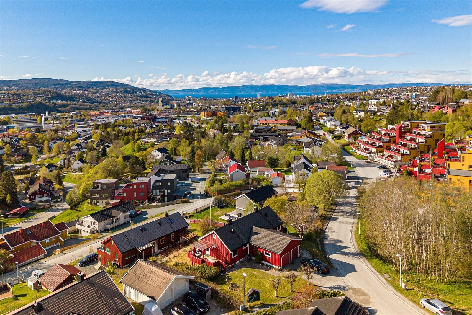 Eiendommen har en attraktiv beliggenhet i et rolig, veletablert og barnevennlig boligområde på Stubban. Her bor man tilbaketrukket og fredelig, samtidig som man har kort vei til det meste man trenger i hverdagen. Galleribilde