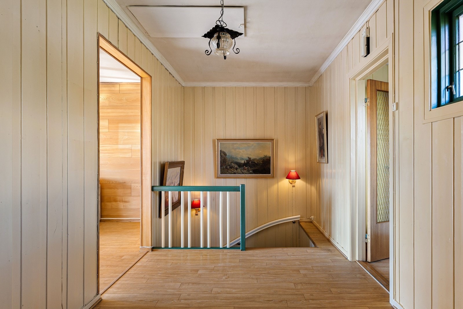 Fra entréen kommer man inn i et romslig gangareal med god plass til yttertøy og oppbevaring, samt trappeløp ned til sokkeletasjen. Galleribilde