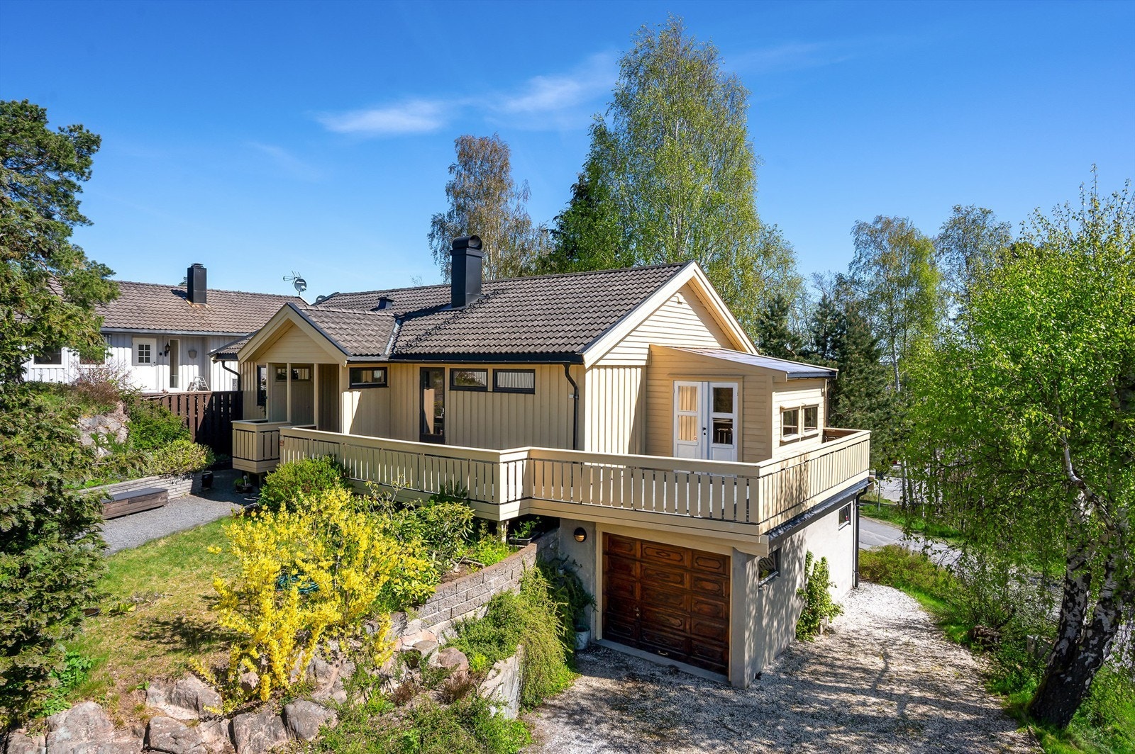 Enebolig med integrert garasje og terrasse med utestue. I tillegg tilhørende garasjeplass i rekke ved innkjørselen til feltet nedenfor eiendommen. Foto: Thor Brobakken Galleribilde