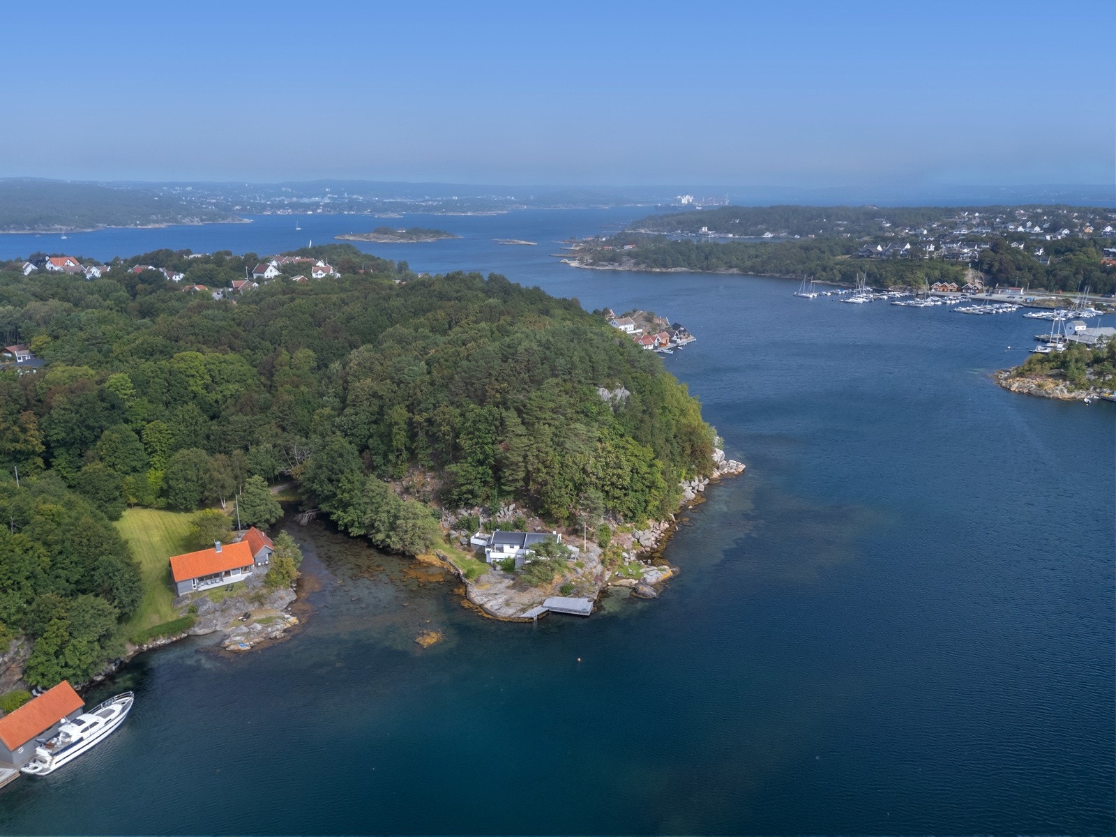 Ca 20 minutters båttur til Kristiansand sentrum. Galleribilde