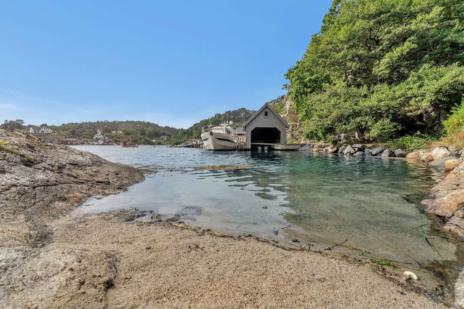 Gode bademuligheter fra sandstrand. Galleribilde
