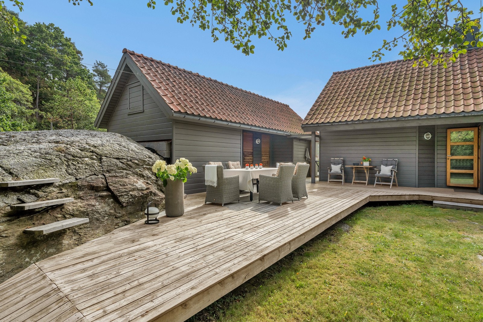Store terrasseareal med god plass til sittegrupper. Galleribilde