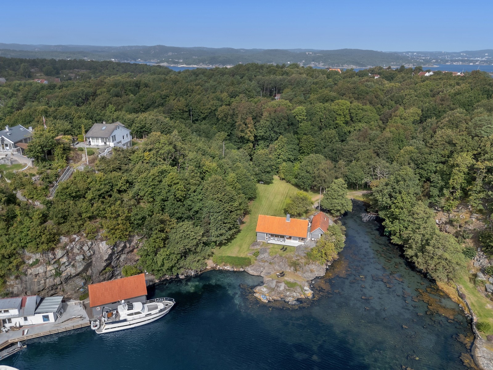 Tomten er på hele 5 mål og tilnærmet helt uten naboer. Galleribilde