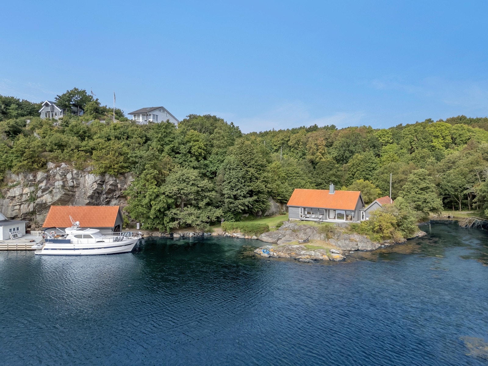Nydelig beliggenhet med lang strandlinje, båthus, dypvannsbrygge og sandstrand. Galleribilde