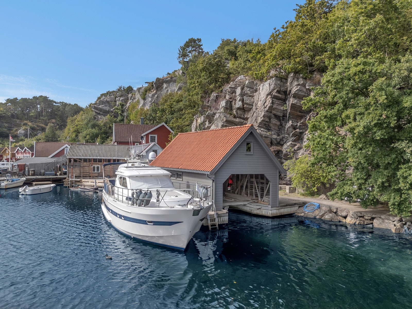 Båthus med dypvannsbrygge. Galleribilde