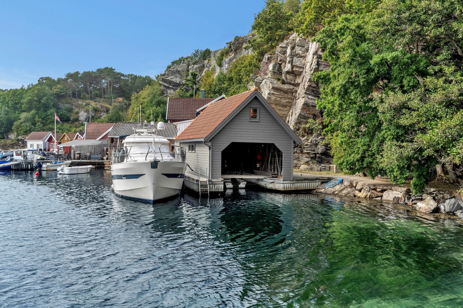 Stort båthus med loft og dypvannsbrygge. Galleribilde