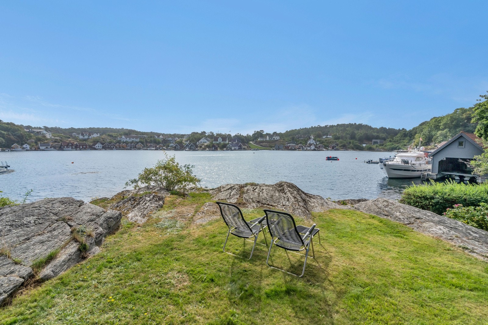 Plen, svaberg og sanstrand like utenfor hytteveggen. Galleribilde