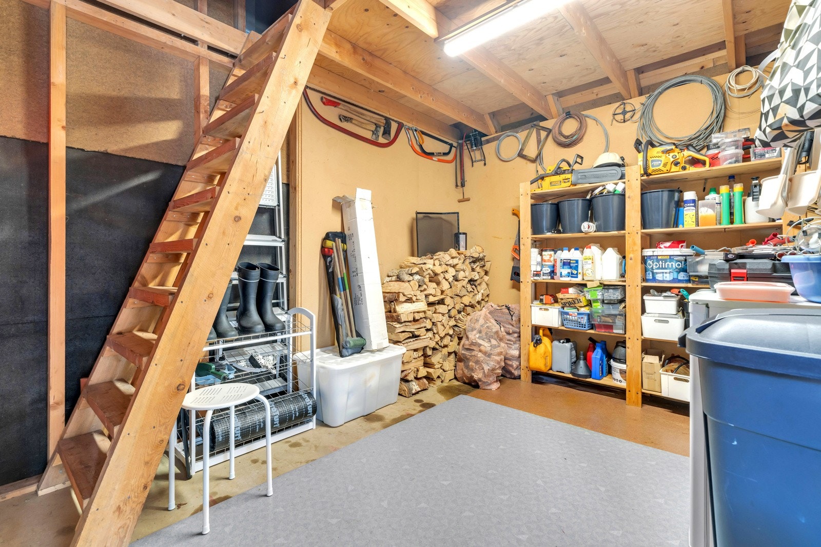 Stor bod i annekset med fast trapp til bortsettingsloft. Galleribilde