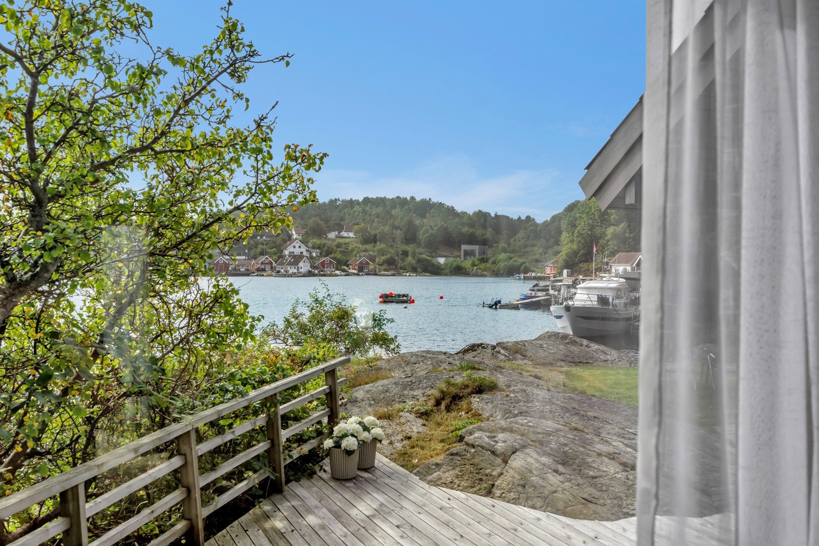 Utsikt fra soverom i anneks. Galleribilde