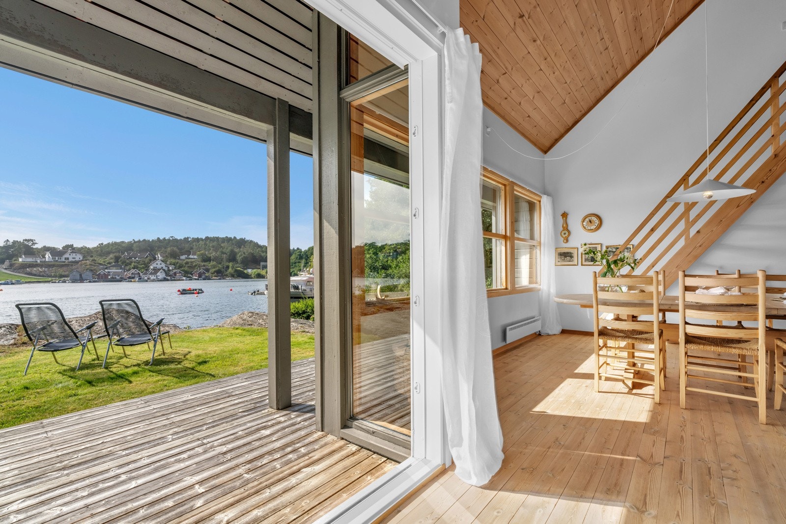 Umiddelbare nærhet til det herlige utearealet i front av hytta. Galleribilde