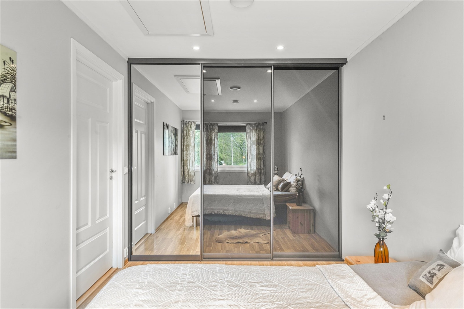 Det er godt med rom for dobbeltseng og praktisk garderobeløsning Galleribilde