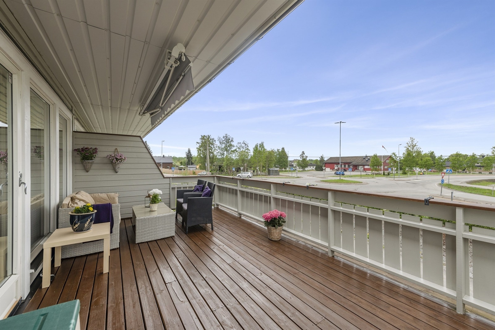 Terrassen kan nytes på solfylte dager såvel som i ruskevær Galleribilde
