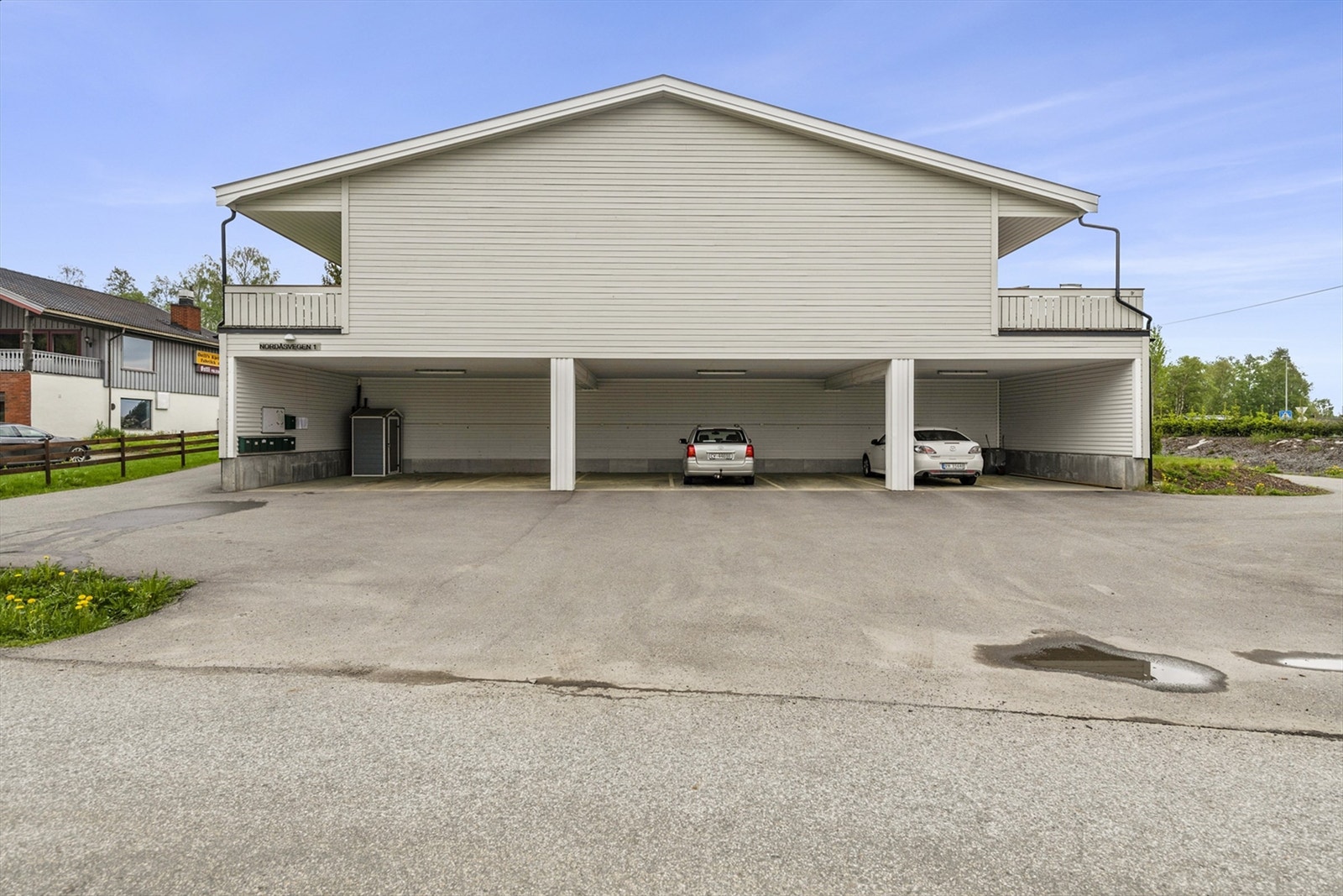 Leiligheten har parkeringsplass med el bil lader i felles carport-anlegg Galleribilde