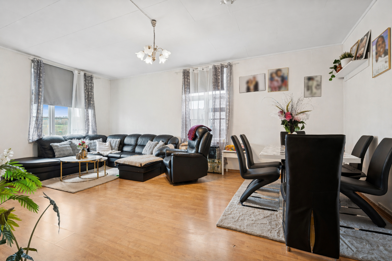 En romslig stue med fin plass til sofagruppe og spisestue, samt annet møblement. Galleribilde