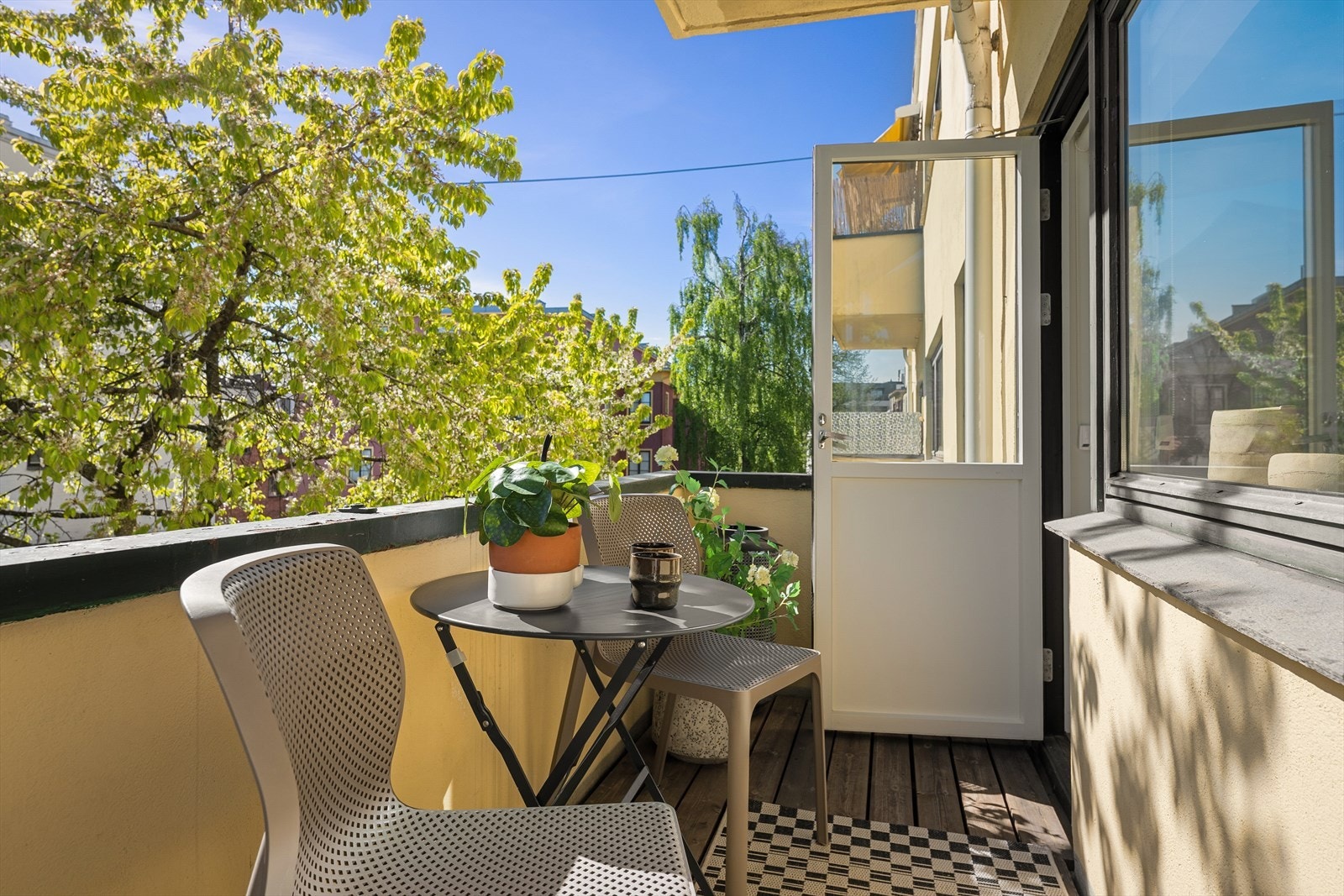 Balkongen har tregulv av trykkimpregnerte terrassebord. Galleribilde