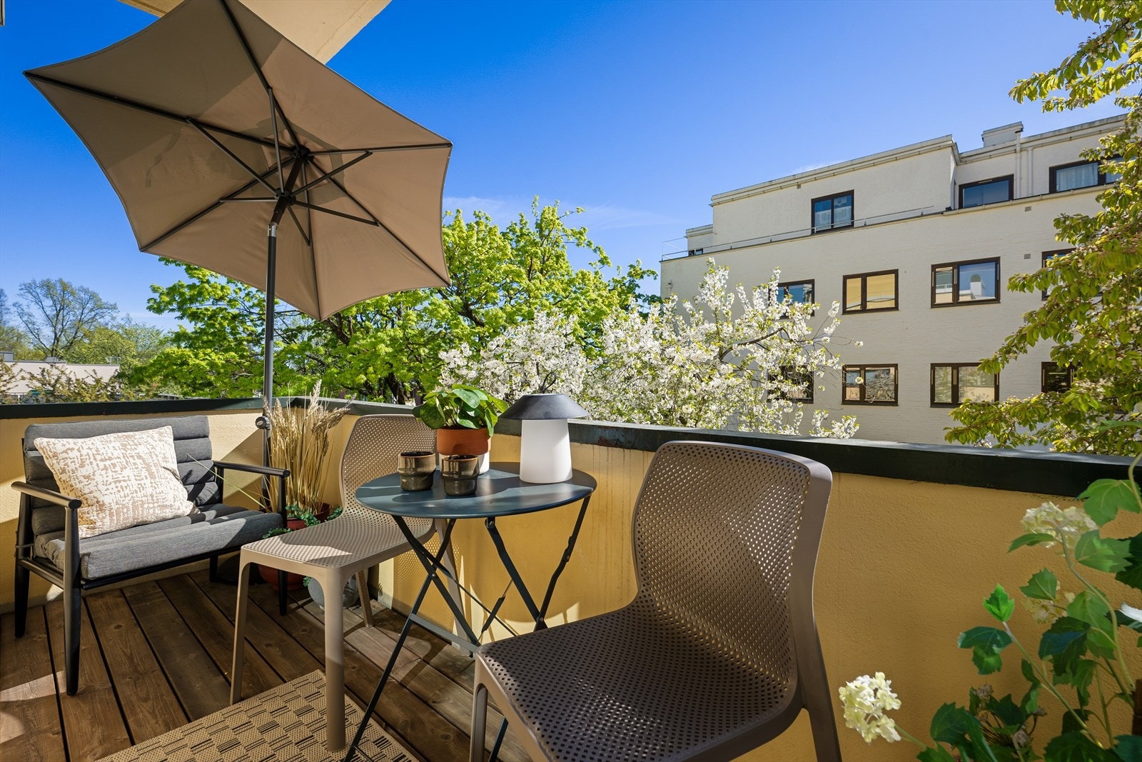 Den sydvestvendte balkongen har god plass til en sittegruppe og vender mot et stille gårdsrom. Galleribilde