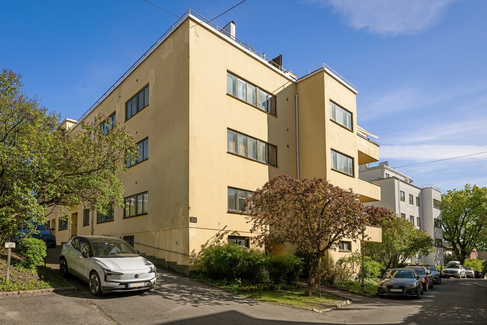 Sameiet disponerer 11 p-plasser, tildeling av p-plasser foretas av styret i sameiet. Galleribilde