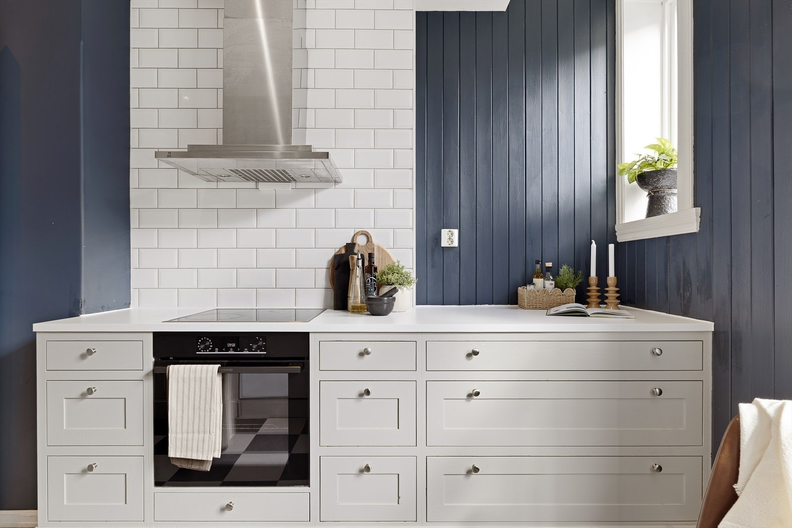 Kjøkkenet har integrert stekeovn, koketopp og ventilator. Galleribilde