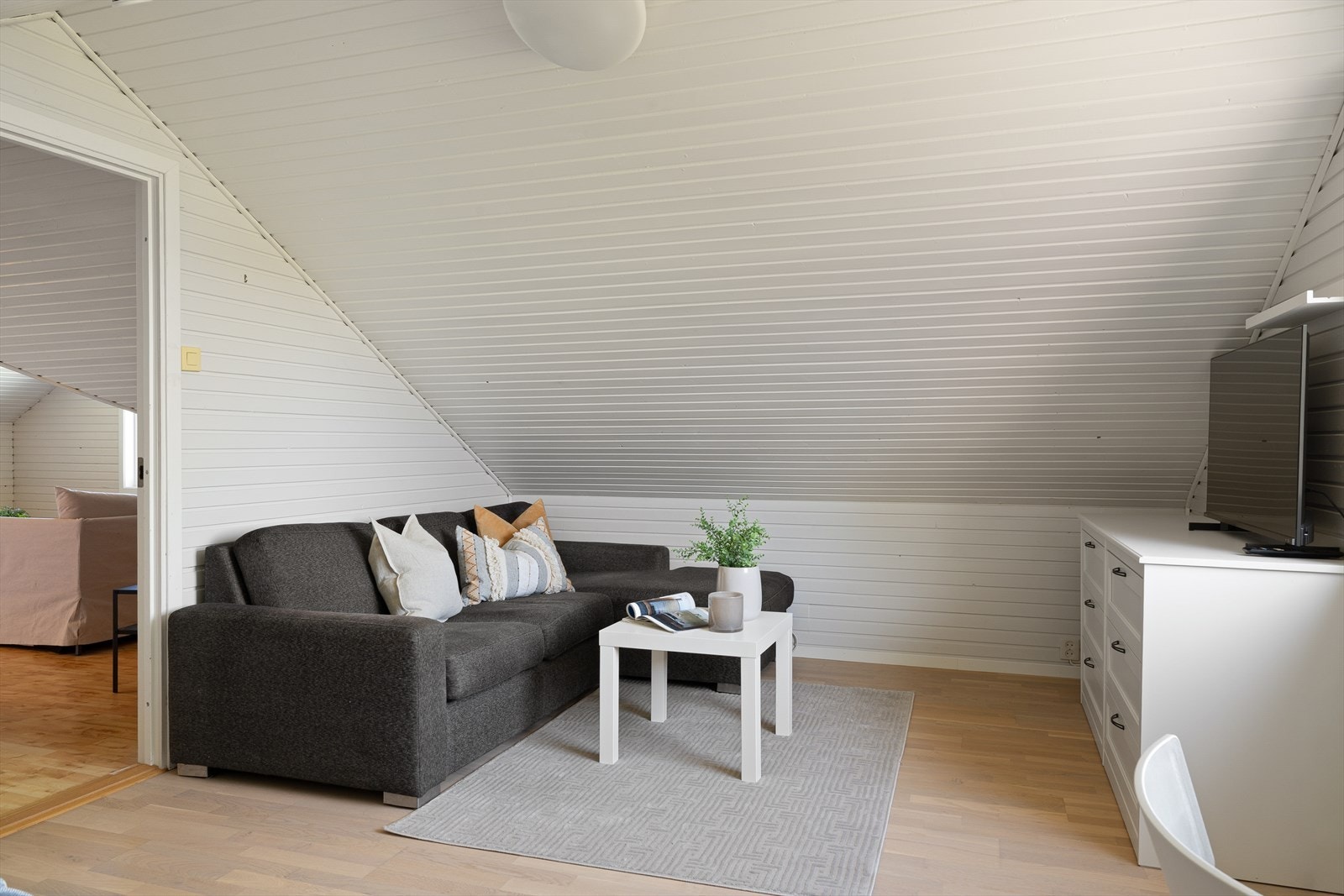 En enebolig som passer perfekt for familier som ønsker plass til å utfolde seg. Alt i alt en bolig som bør oppleves. Galleribilde