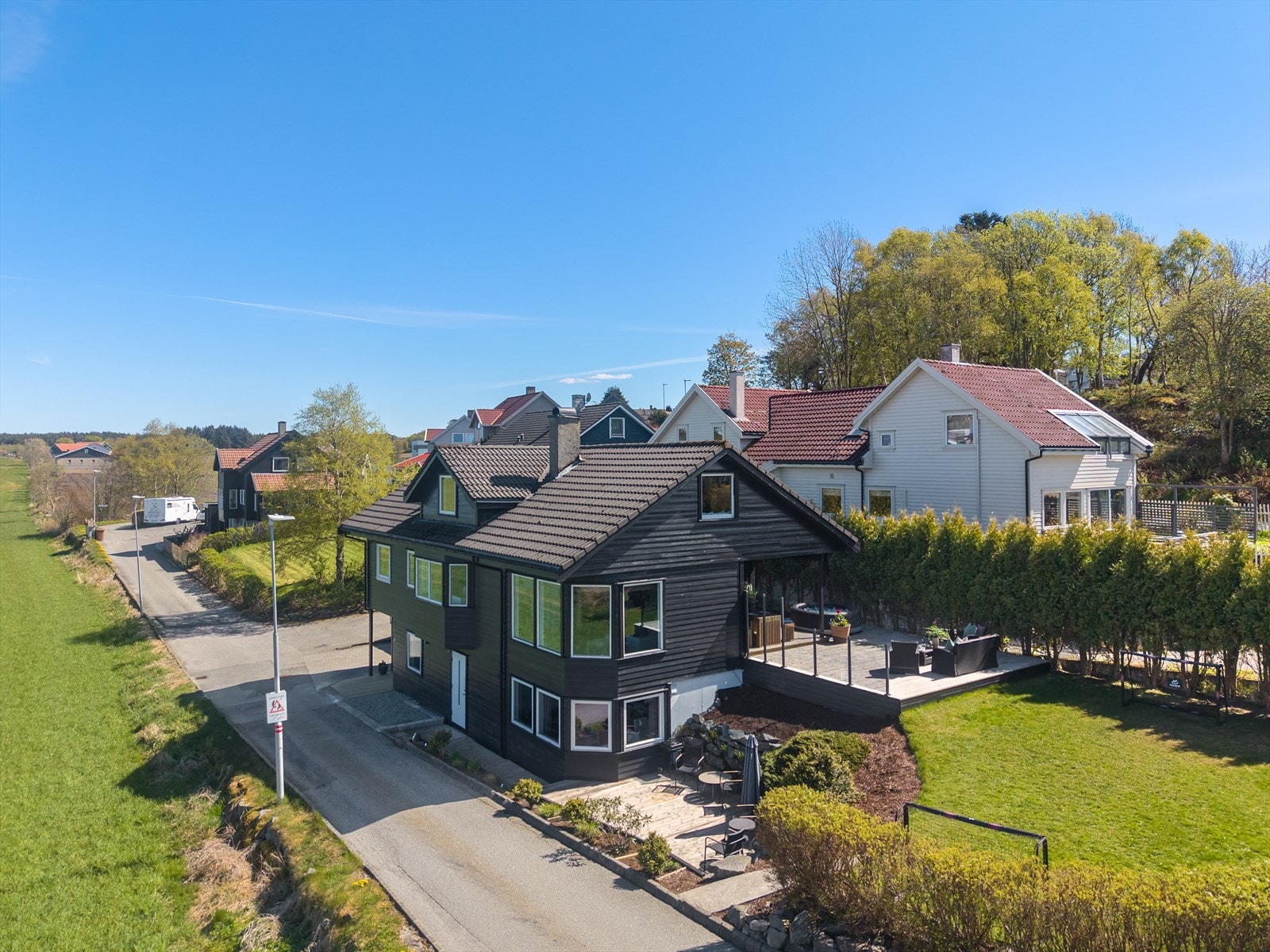Her får du en familievennlig bolig med solrike uteplasser, gjennomtenkte løsninger og gode rammer for både hverdag og hyggelige stunder. Galleribilde