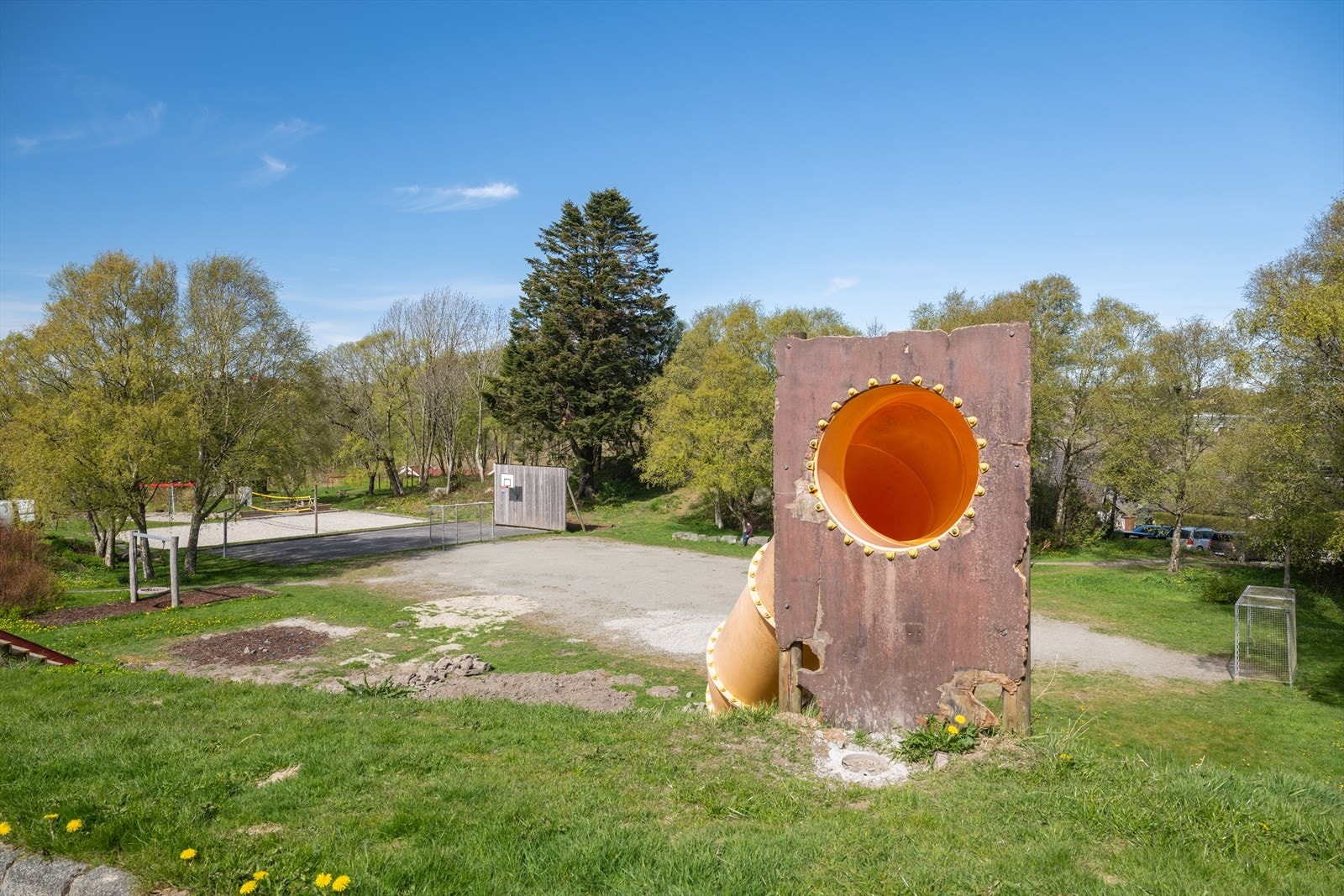 Lekeplassen er drevet av velforeningen, her kan ungene leke og kose seg. Galleribilde